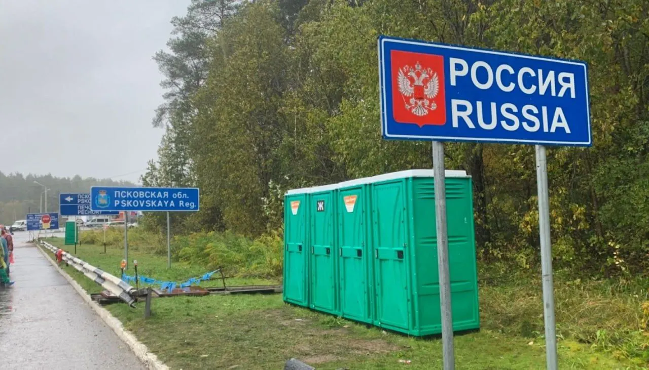 В 21-м пакете санкций Евросоюз предлагает полный визовый запрет для тех, кто служил в российской армии или прокси‑подразделениях с начала полномасштабного вторжения. Остаются вопросы идентификации лиц, а также применения ограничений к призывникам и дезертирам.