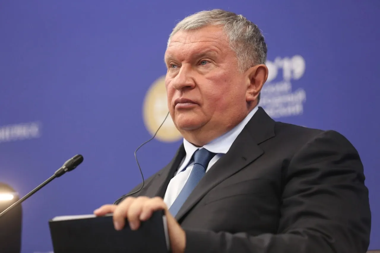 Игорь Сечин направил президенту ряд инициатив: временная приостановка биржевых продаж, обязательная переработка не менее 30% сырья внутри страны, пересмотр нормативов и другие шаги для стабилизации поставок и цен.