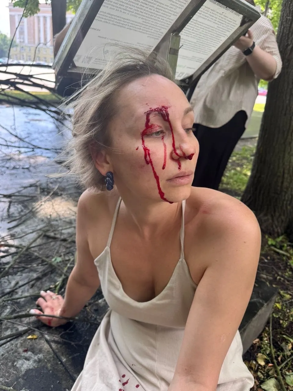 В центре Великого Новгорода сухое дерево рухнуло на туристку у здания правительства. Пострадавшая получила травмы, Следственный комитет проверяет обстоятельства, у муниципальных «Парков» возникнут вопросы.