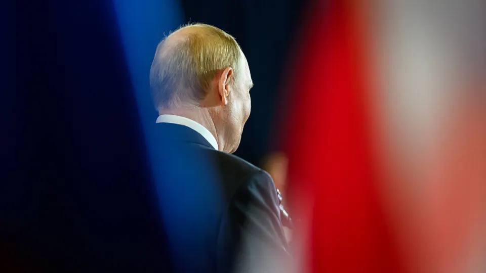 «Открытый» показатель доверия, где респондентам дают назвать политиков без прямого упоминания президента, перестал публиковаться: по итогам марта он составил 29,5%. При этом «закрытый» опрос фиксирует заметно более высокий уровень доверия — около 73%. Одобрение деятельности остаётся выше, но демонстрирует снижение; аналитики отмечают рост тревожности из‑за экономической нагрузки и затянувшейся войны.