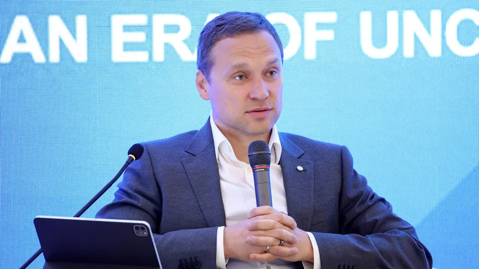 Зампред правления Сбербанка Тарас Скворцов заявил, что россияне массово снимают средства с банковских счетов — наличность растёт и не возвращается в систему. Бизнес дробится, увеличивается доля «зарплат в конвертах», а при дальнейшем повышении налогов отток наличности может ускориться.