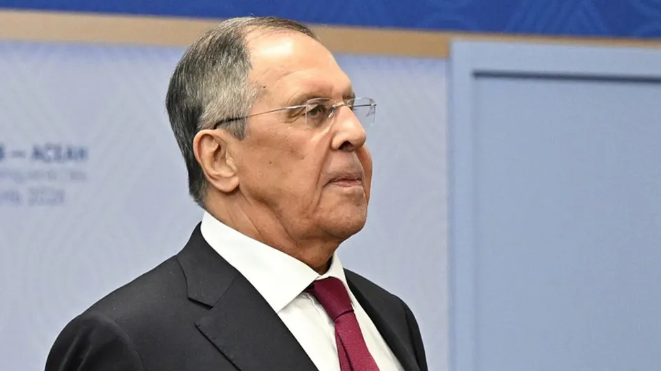 Глава МИД заявил о регулярных групповых ударах по ключевым объектам Украины после самой масштабной ночной атаки беспилотников на Москву. В результате пожары на НПЗ в Капотне, сбито множество дронов, временно приостановлена работа аэропортов.