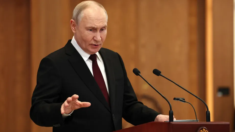 Президент заявил, что Россия нанесёт ответные удары, если с европейской территории будут запускать беспилотники по российским объектам; он также назвал удары попыткой «раскачать» общество и отметил, что предпосылок для переговоров с Киевом нет.