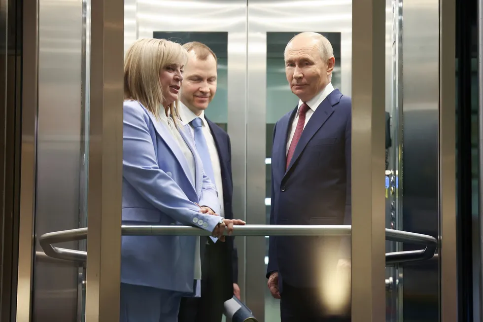 Руководители силовых ведомств предлагают отложить или отменить сентябрьские выборы из‑за экономических трудностей и падения рейтингов «Единой России». В администрации и Кремле идут обсуждения, но базовый сценарий — голосование 18–20 сентября.