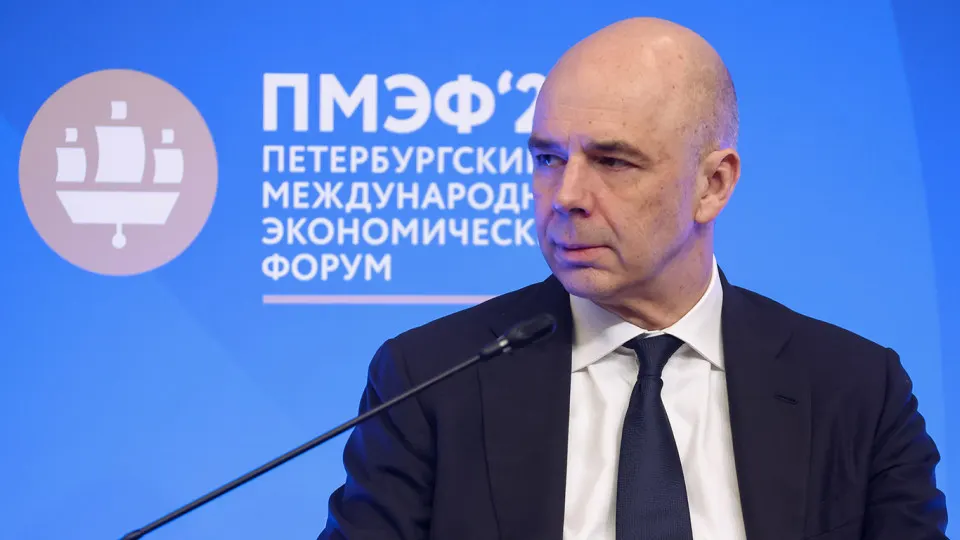 Счётная палата предупреждает, что доходы федерального бюджета по итогам года могут составить 38,2 трлн руб. — на 2,1 трлн (5,2%) меньше, чем предусмотрено законом, главным образом из‑за просадки нефтегазовых поступлений и укрепления рубля.