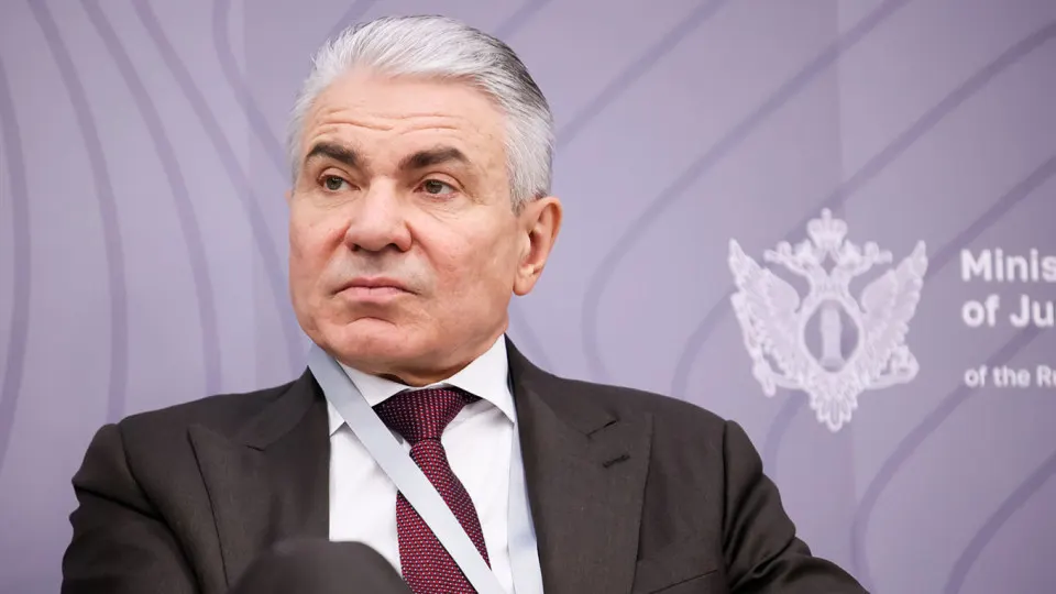 Заместитель министра юстиции заявил, что владельцы нейросетей должны обеспечить «фильтры национальной безопасности» и нести ответственность за нарушения; власти продвигают идею «суверенных» моделей ИИ, но крупный бизнес выразил серьёзные сомнения.