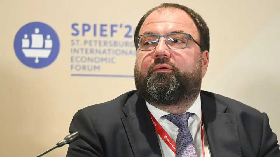 Глава министерства цифрового развития сообщил о намерении внедрить в онлайн‑платформы механизмы возрастной идентификации; обсуждаются варианты через «Госуслуги», биометрию и проверку по документам, но эксперты предупреждают о рисках утечек данных и дополнительных расходах для сервисов.