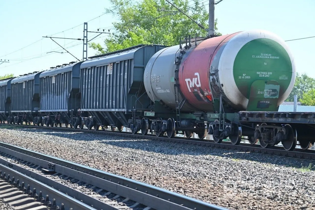 Штаб призван обеспечить стабильный приём и доставку нефтяных грузов по регионам; особое внимание — поставкам авиакеросина в аэропорты и оптимизации движений на лимитирующих направлениях.