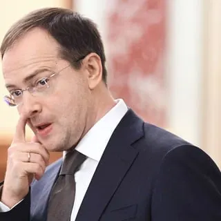 Помощник президента Владимир Мединский заявил о необходимости распределения и обязательных трудовых контрактов для выпускников, приводя в пример систему для врачей; ранее депутаты и региональные органы уже предлагали аналогичные меры.