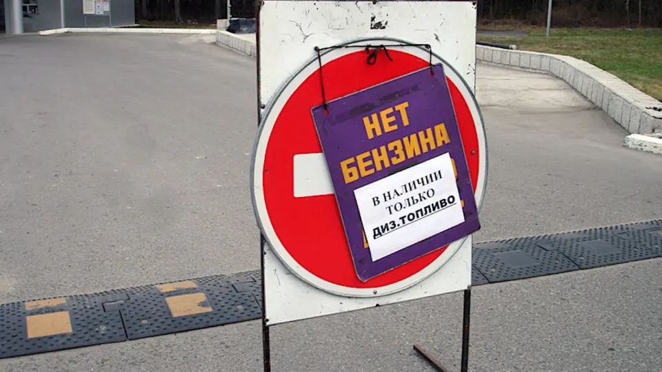 В Севастополе и аннексированном Крыму ограничили продажи бензина из‑за сокращения переработки топлива после атак на НПЗ и логистику. Ограничения уже коснулись нескольких российских регионов; власти запретили экспорт бензина и авиакеросина.