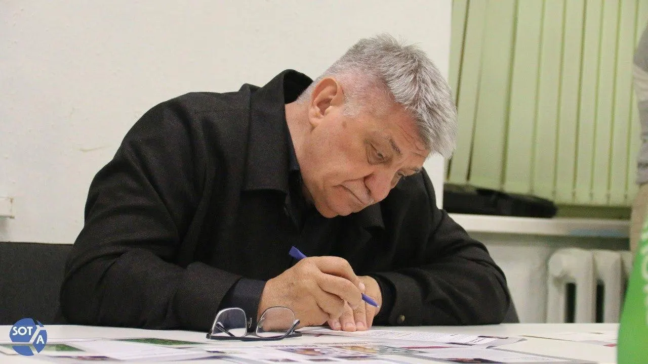 Президент направил поздравительную телеграмму, отметив вклад Сокурова в кинематограф. При этом в последние годы режиссёр сталкивается с ограничениями: его фильмы не получают прокатных удостоверений, а в январе 2026 года он был исключён из профильного совета.