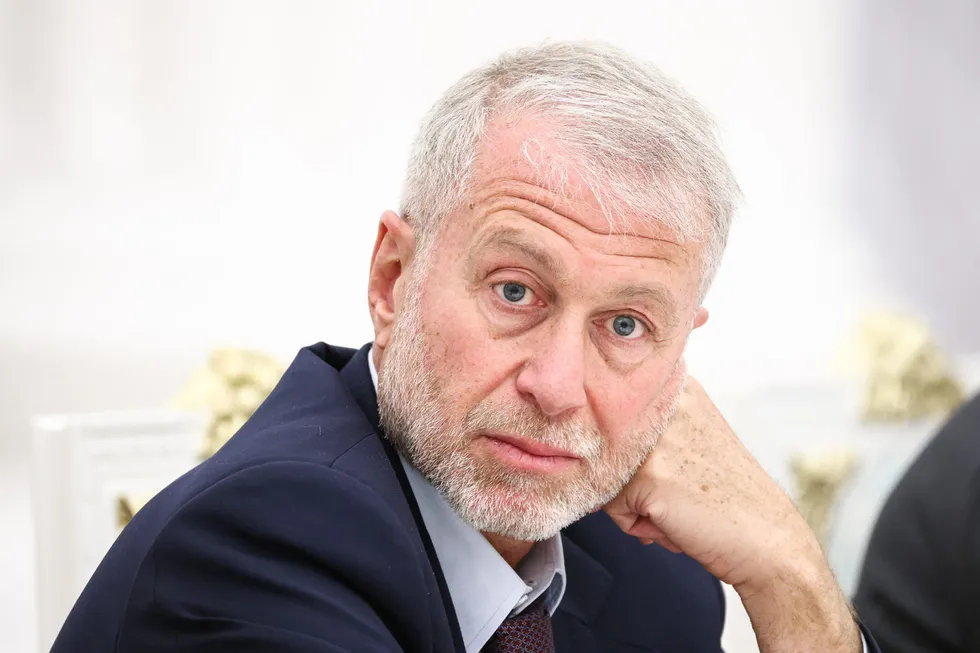 По данным нескольких источников, в мае в Киев приезжал Роман Абрамович и встречался с Владимиром Зеленским — ему поручили передать предложение о личной встрече с российским лидером. Кремль и окружение бизнесмена от комментариев воздержались.