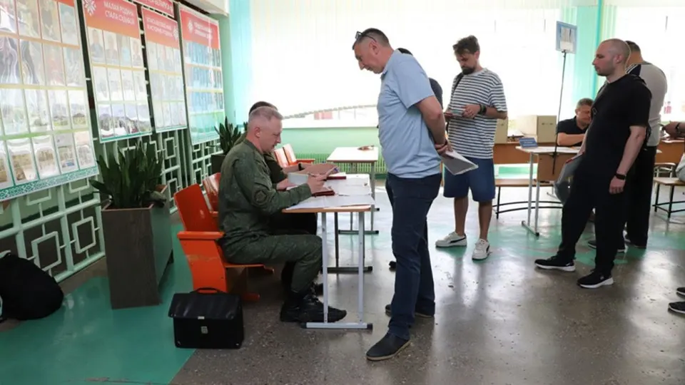 В Беларуси с 17 по 26 июня в Гродненской области идут учения по отработке мобилизации граждан и транспорта. Запасников вызывают для сверки данных и контрольной явки; одновременно источники сообщают об усилении давления на Минск с требованием участия в эскалации конфликта с Украиной.