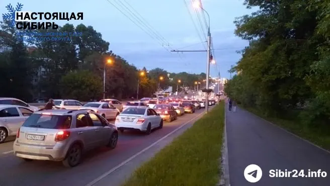 В ряде сибирских регионов ввели жёсткие лимиты на бензин. В Иркутске на заправках — очереди по несколько километров и люди, проводящие в машинах ночи в ожидании топлива; власти пытаются решать проблему в экстренном режиме.