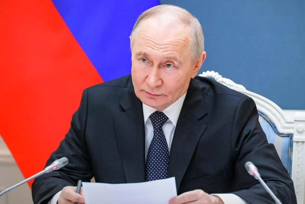 Указ расширяет действие правил временного порядка исполнения обязательств перед иностранными кредиторами из «недружественных» стран: теперь можно приостанавливать выплаты по депозитам. Документ вступил в силу 1 июня 2026 года.