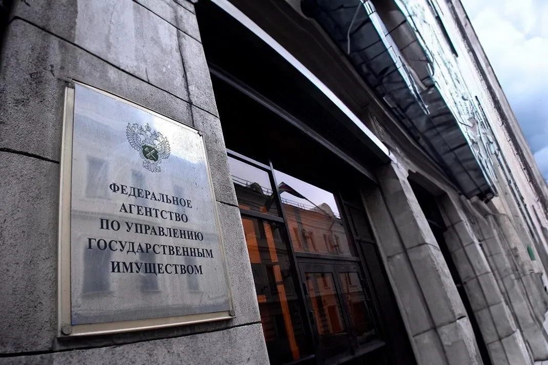Депутаты отменили привязку к ценовому порогу и шестимесячную паузу между несостоявшимися аукционами, что позволит продавать любое конфискованное жилое имущество. Закон также вводит реестр оценщиков и требования к организаторам торгов; норма об оспаривании религиозного имущества вступит в силу через 10 дней.