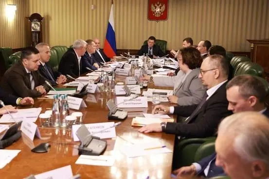 Власти заявляют о достаточных запасах топлива на внутреннем рынке, однако фиксируются перебои и ограничения в десятках регионов. Рассматривают временный запрет экспорта дизеля и другие меры для балансировки поставок.