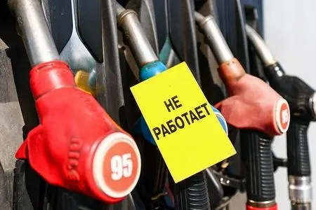 Власти планируют временно разрешить выпуск, импорт и продажу бензина и дизтоплива с пониженными экологическими требованиями, чтобы увеличить предложение на внутреннем рынке. Мера может повысить поставки, но несёт риски для современных автомобилей и экологии.