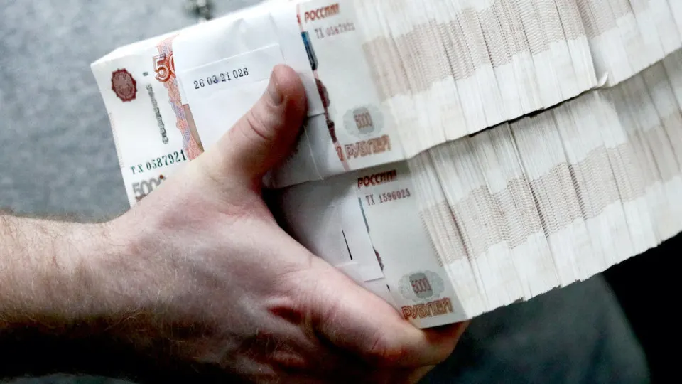 Банк отмечает массовый переход части операций в наличную форму: объем банкнот в обращении достиг 20 трлн рублей, в апреле из банков вытекли 600 млрд руб., а Центробанк ужесточил контроль за снятиями и внесениями наличных.