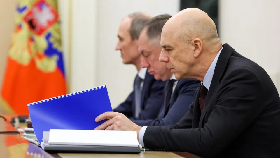 Рынок облигаций пережил масштабную распродажу: индекс RGBI упал до февральских значений, а ставки по длинным ОФЗ достигли примерно 15,5% из‑за роста бюджетных расходов, инфляционных рисков и жёсткой монетарной политики.