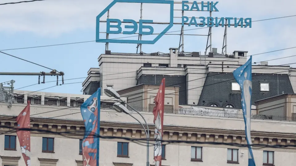 Государственный Внешэкономбанк объявил о сокращении бюджета и сокращении штата на 15% в 2027 году на фоне общего «кредитного охлаждения» экономики и директив правительства.