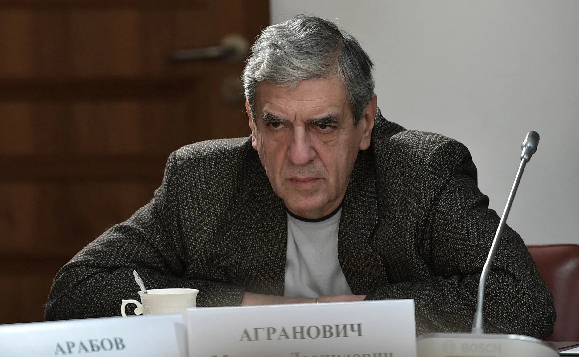 Операторский факультет ВГИКа объявил набор в специальную группу мастерской Михаила Аграновича: бесплатное обучение с 2027 года при условии годичной службы по контракту в войсках беспилотных летательных аппаратов. Студентам обещают общежитие, статус ветерана боевых действий и льготы, но правовые гарантии вызывают вопросы.