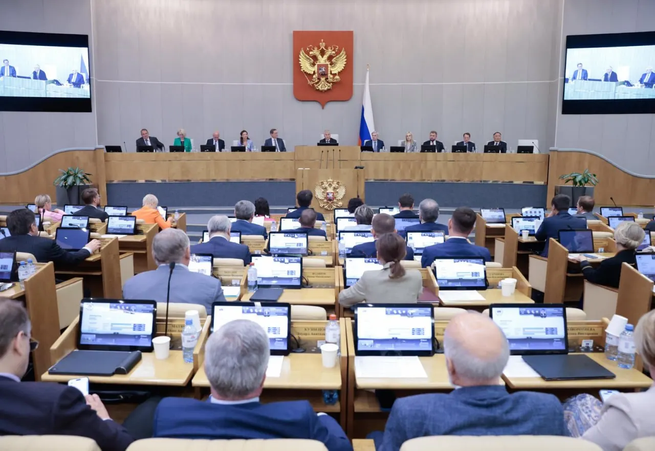 Исследование показывает: Госдума одобряет 84% правительственных и 99% президентских законопроектов, тогда как «депутатские» инициативы принимаются примерно в четверти случаев.