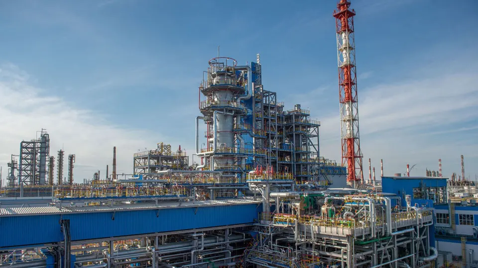 На крупнейшем нефтехимическом заводе «Газпромнефтехим Салават» с 14 июля прекращена переработка сырья из‑за повреждений, полученных в результате атаки беспилотников; восстановление может занять недели или месяцы.