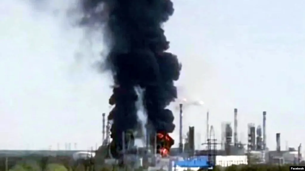 Из‑за удара 25 июля на Тюменском нефтеперерабатывающем заводе возник пожар, завод временно остановил переработку; пострадали установки гидроочистки дизтоплива и производства бензина.