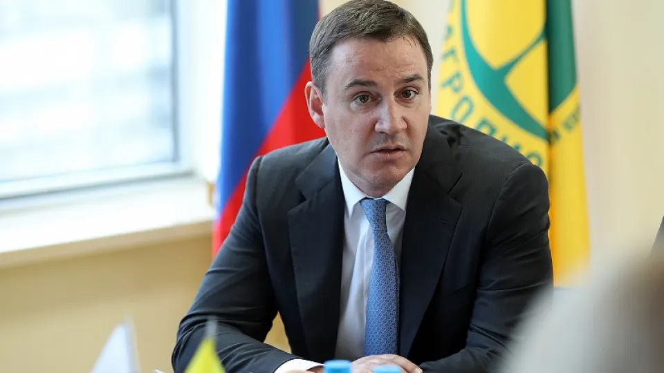Заместитель председателя правительства Дмитрий Патрушев фактически взял под контроль РЭО: в наблюдательный совет войдёт Джамбулат Хатуов, а главным кандидатом на пост гендиректора называют главу «Росагролизинга» Павла Косова. Перестановки происходят на фоне уголовных дел против прежнего руководства.
