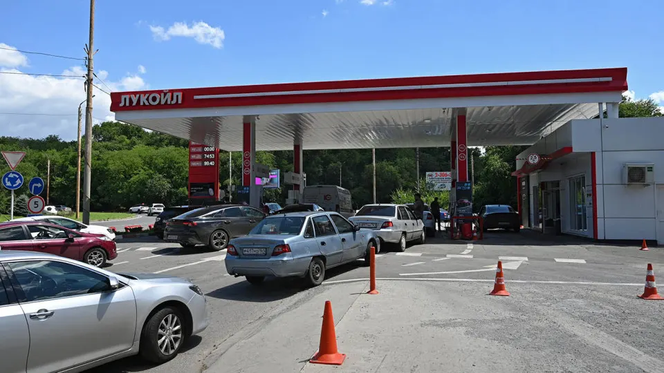 Цена на белорусский АИ‑92 выросла почти в 1,8 раза с начала мая; поставки на бирже увеличились, но дефицит топлива в ряде регионов сохраняется — власти вынуждены расширять импортные поставки.