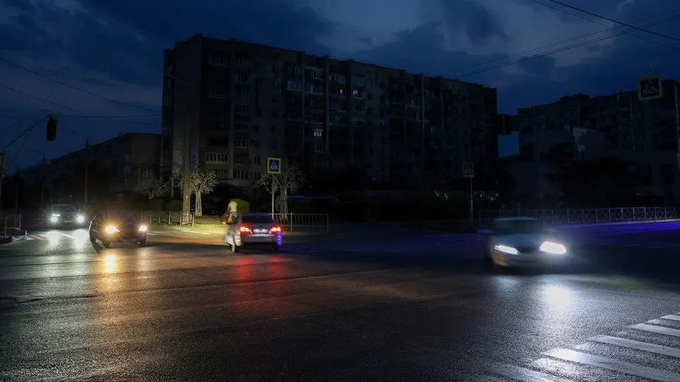 Дефицит топлива привел к ограничениям в работе общественного транспорта в ряде регионов России: сокращают рейсы, отменяют маршруты и повышают стоимость проезда. Аналитики фиксируют резкое снижение переработки нефти и производства бензина.