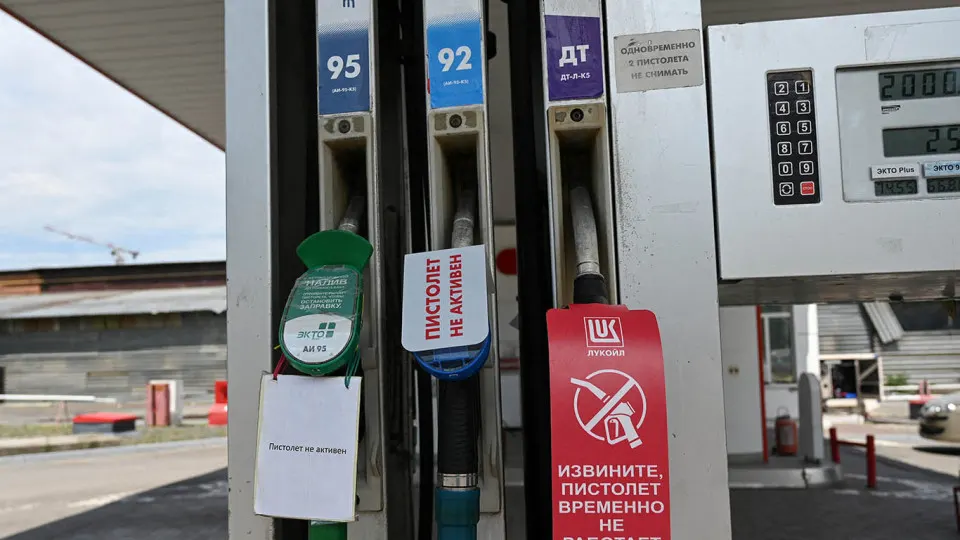 Из‑за дефицита и подорожания топлива по всей стране начали массово выставлять на продажу АЗС — от частных сетей до активов крупных компаний. Это связано с падением загрузки НПЗ и сокращением производства бензина.