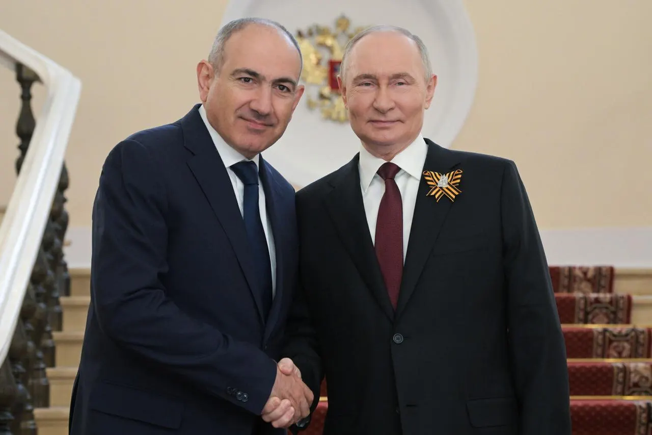 Премьер-министр Армении Никол Пашинян в телефонном разговоре с российским лидером обратился с просьбой урегулировать введённые Россельхознадзором запреты на импорт ряда армянских товаров. По его словам, ограничения противоречат двусторонним соглашениям и нормам ЕАЭС; запреты уже затронули фрукты, овощи, цветы и молочную продукцию.