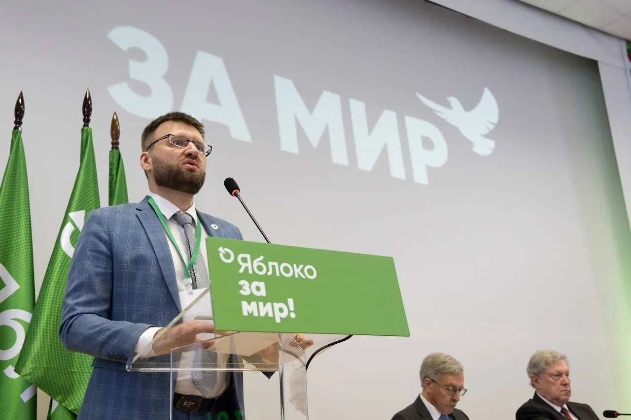 Минюст сослался на «факты ведения политической деятельности» — поздравление от лидера партии, поездки в суд, возложение цветов и участие в акции с бумажными самолётиками — и оставил статус в силе.