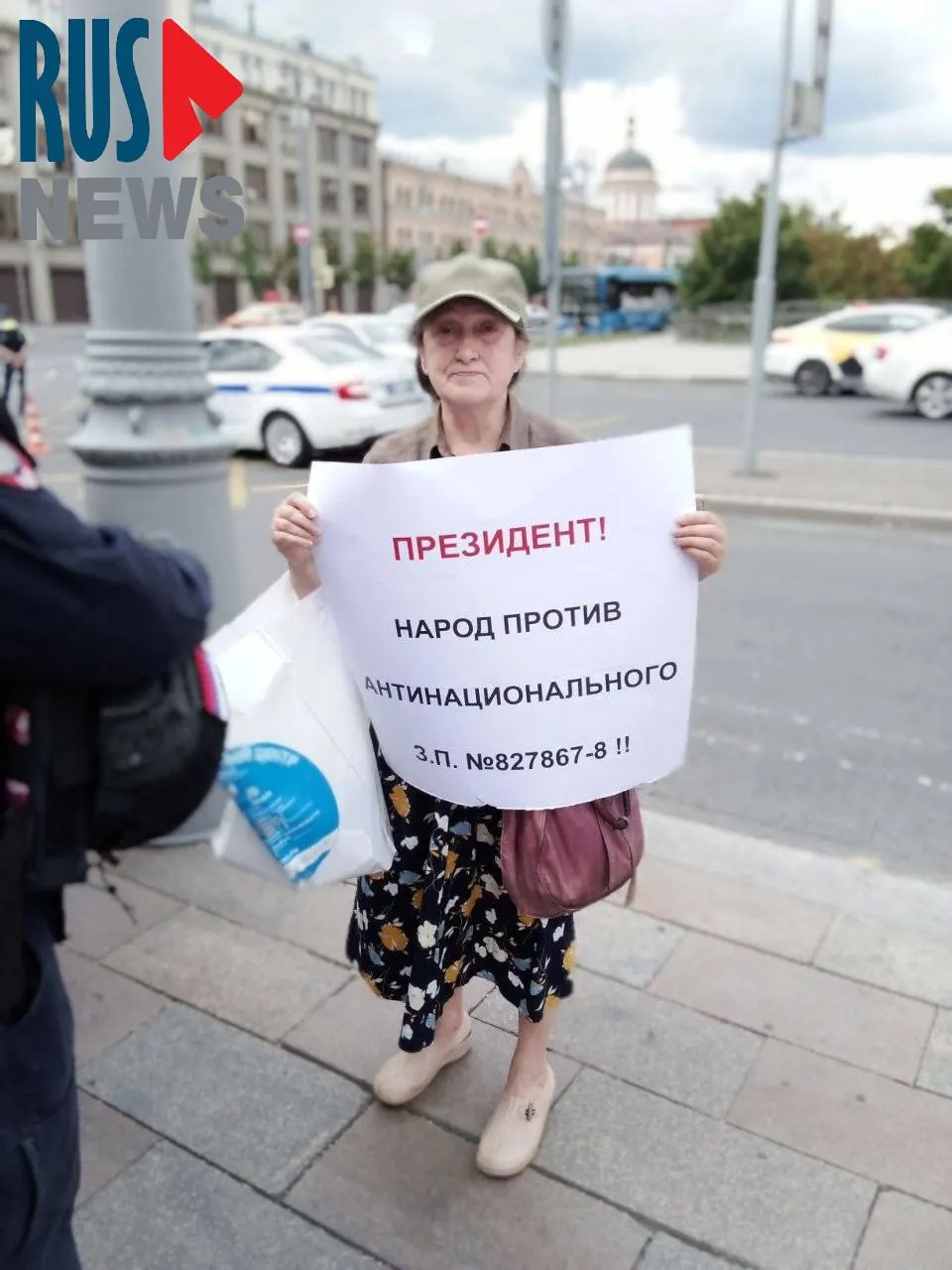 Градозащитницу задержали на Старой площади в Москве во время одиночного пикета: она выступала против законопроекта, который предлагает передать регионам право выводить памятники из-под госохраны.