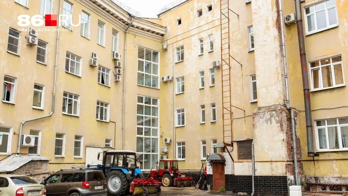 Госдума пояснила: решение о переустройстве дворовой территории принимают собственники на общедомовом собрании; для законного обустройства парковки также потребуются согласования и соблюдение нормативов.