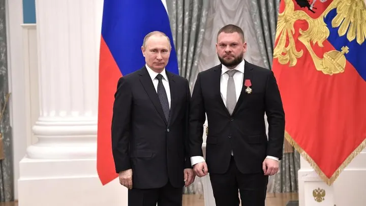 В декларациях кандидатов «ЕР» указаны акции и инвестиционные паи в американских и других зарубежных компаниях у нескольких федеральных и региональных кандидатов. Партия заявляет об отчуждении иностранных активов до подачи документов.