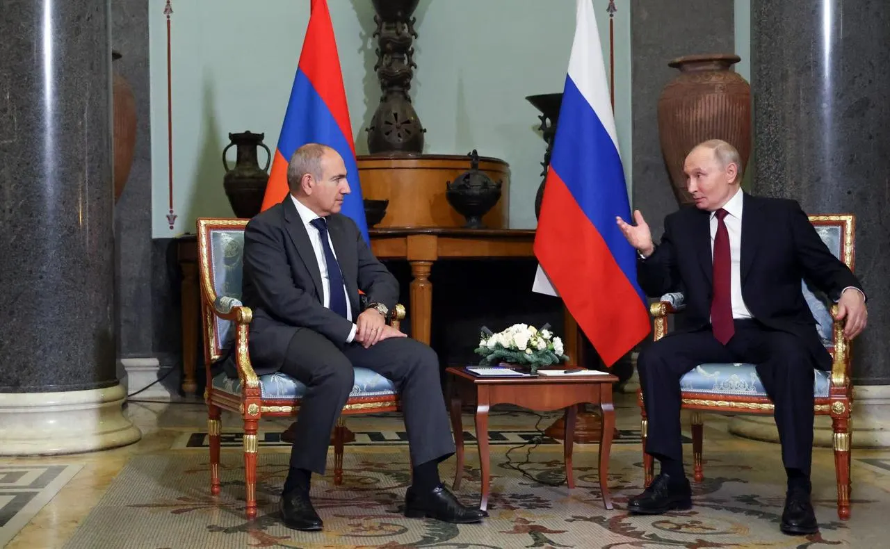 Премьер-министр Армении предупредил, что если в ближайшее время не решится вопрос с запретами на ввоз армянских товаров, это фактически парализует Евразийский экономический союз и может привести к его развалу. Он также обсудил ситуацию по телефону с российским руководством и потребовал мер.