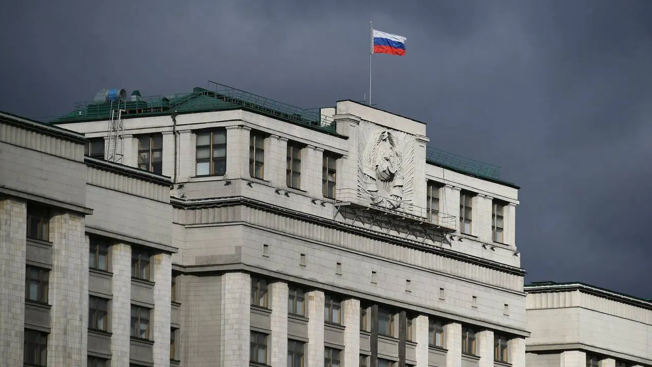 Законопроект, подготовленный комиссией Госдумы, предлагает лишить покинувших страну россиян ряда услуг — от доступа в банковские приложения до регистрации недвижимости — при заочном осуждении или неисполнении политически мотивированных наказаний.