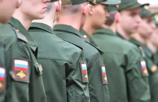 Правительство поддержало законопроект, разрешающий направлять срочников на службу в пожарные подразделения МЧС — по оценкам, в ведомство могут направить до пяти тысяч призывников, чтобы восполнить нехватку личного состава.