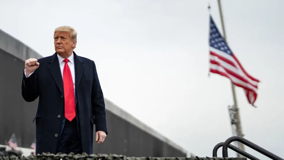 Президент США Дональд Трамп объявил о поддержке двухпартийного законопроекта, который позволит вводить 500%-ные пошлины на импорт из стран, закупающих российскую нефть, газ и уран; принятие инициативы может ускориться после смерти её соавтора — сенатора Линдси Грэма.