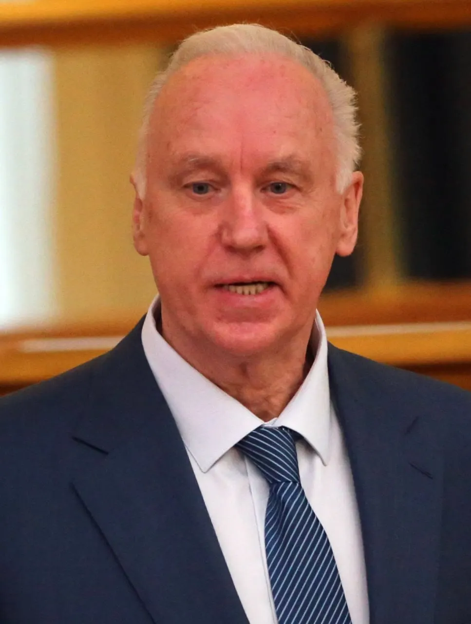 Глава Следственного комитета предложил закрепить в УК отягчающее обстоятельство за совершение преступления с использованием информационно‑коммуникационных технологий, включая искусственный интеллект, VPN и прокси. По его словам, идея направлена на борьбу с кибермошенничеством, незаконным оборотом данных и посягательствами на критическую инфраструктуру.