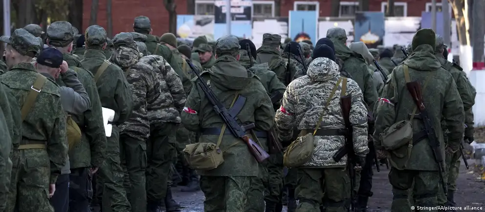 Заявления о подготовке очередной мобилизации в РФ поступают от внешних источников, власти это отрицают. Разбираем признаки, официальные ответы и оценку экспертов.