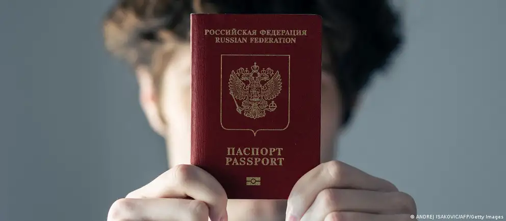 После возражений Франции и Италии Евросоюз свернул изначально широкий план и планирует вводить запрет на краткосрочные визы лишь для тех, кто непосредственно участвовал в боевых действиях в Украине.