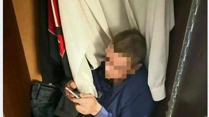 Судебные приставы находят должников в самых неожиданных местах: в диване, в шкафу, в малине и под одеялом. Рассказываем о нескольких реальных случаях и методах, которые используют приставы, чтобы найти скрывающихся.
