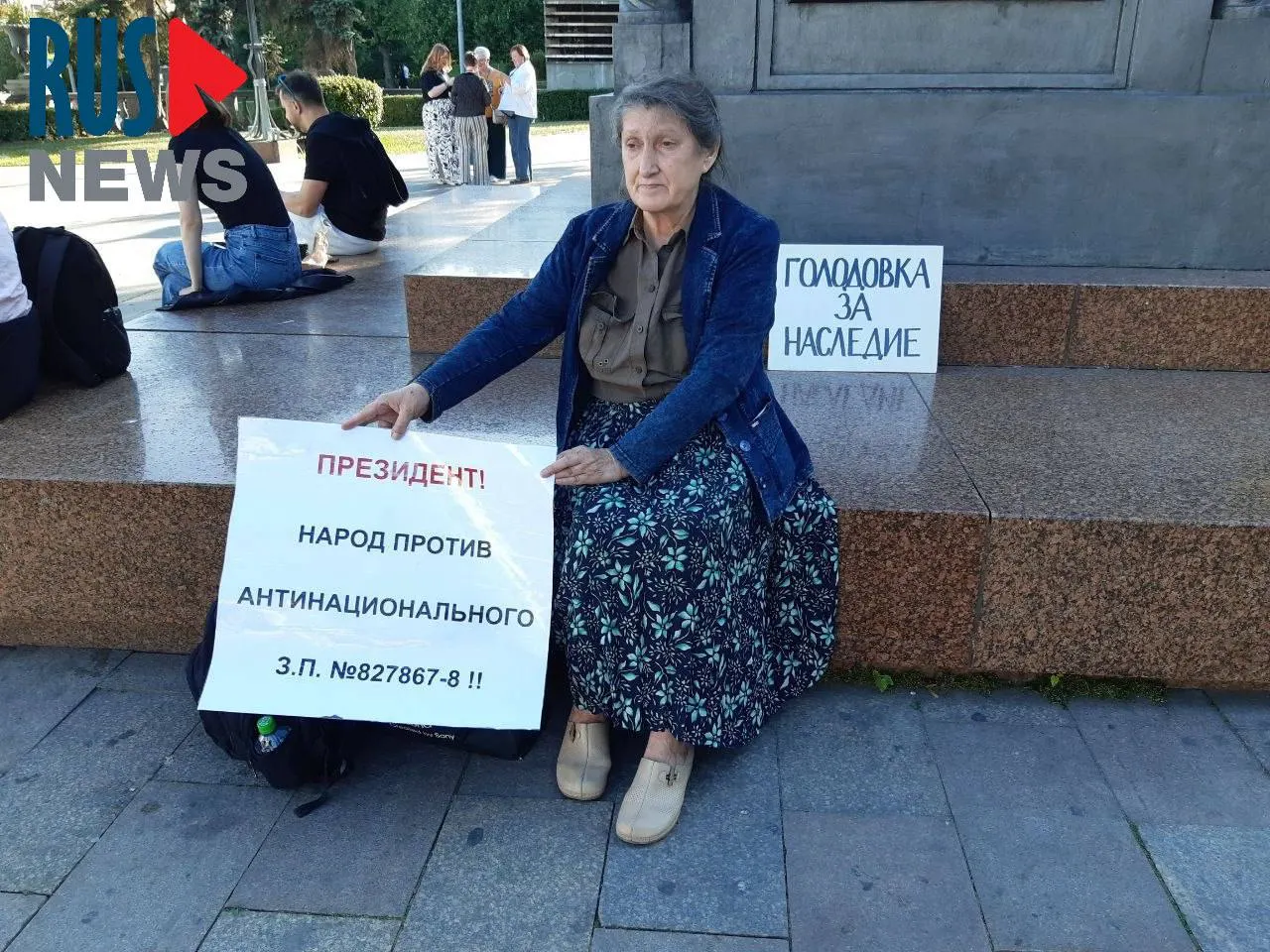 Председатель новосибирского отделения ВООПИК Наталья Шамина устроила голодовку у памятника в Москве в знак протеста против законопроекта о передаче регионам полномочий по исключению объектов культурного наследия; через час её задержала полиция. Ранее в Новосибирске другая активистка объявила сухую голодовку.