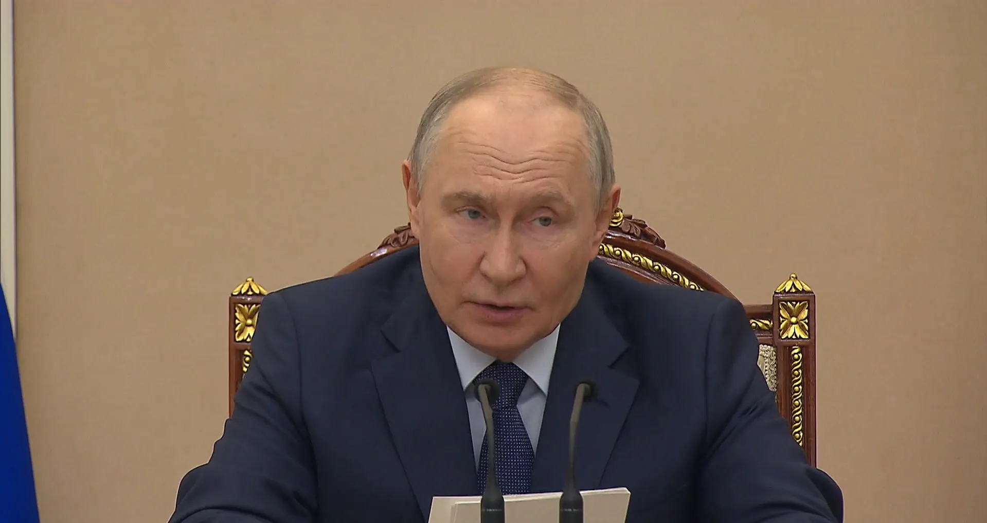 На совещании обсудили рост ВВП, исполнение бюджета с профицитом и меры поддержки регионов; власти называют трудности на топливном рынке временными.