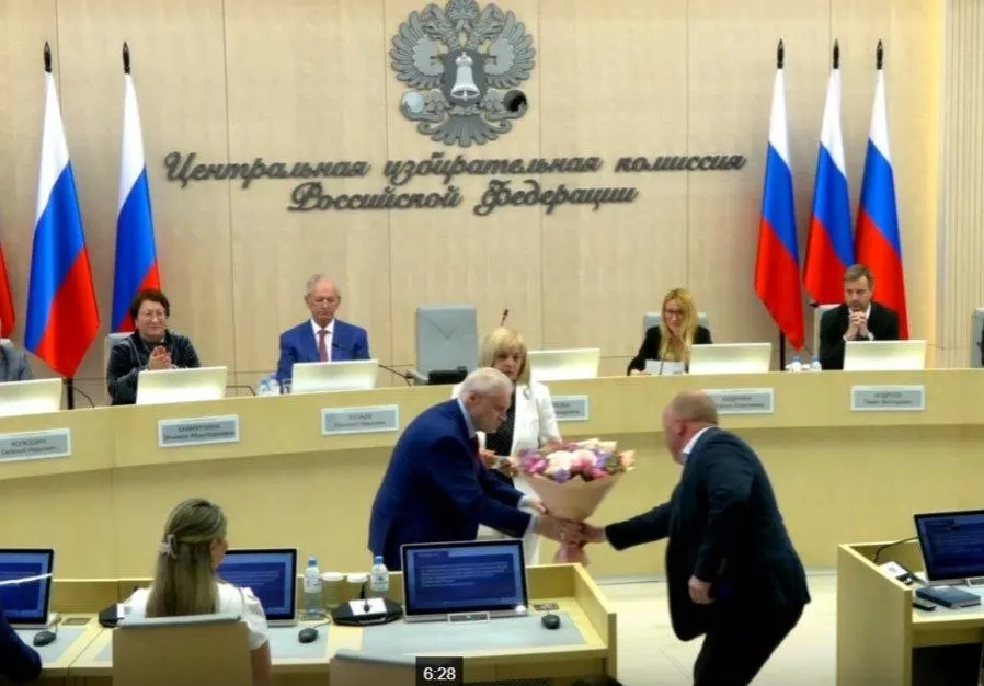 На заседании Центральной избирательной комиссии единогласно зарегистрировали списки «Справедливой России», подтвердили 260 кандидатов, приняли в комиссию представителя ЛДПР с правом совещательного голоса и утвердили 43 финансовых уполномоченных «Яблока» в регионах.
