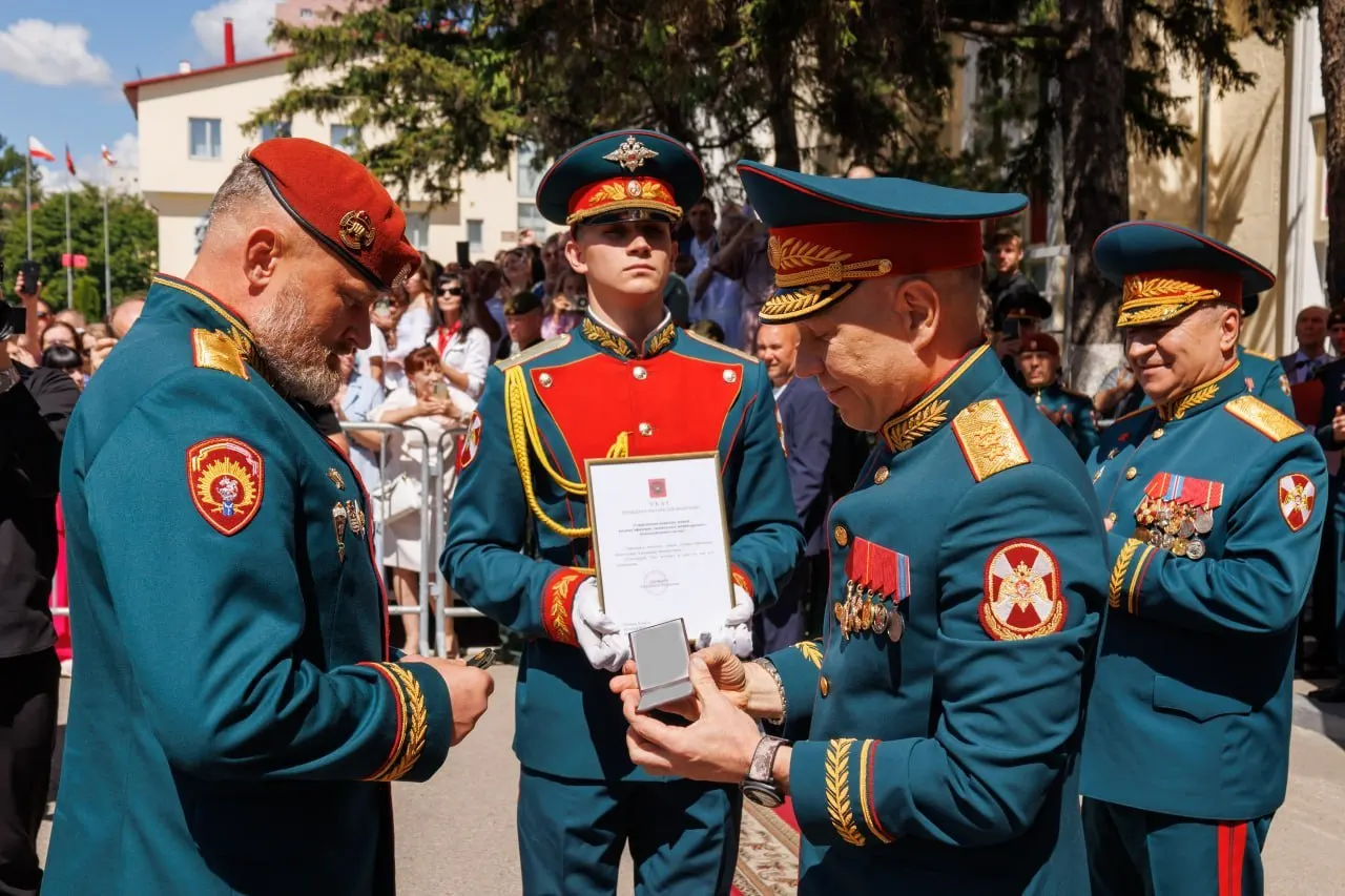 Начальнику Саратовского института войск национальной гвардии Александру Белоглазову официально присвоено воинское звание генерал-лейтенант. Погоны вручал заместитель директора Росгвардии Анатолий Маликов.